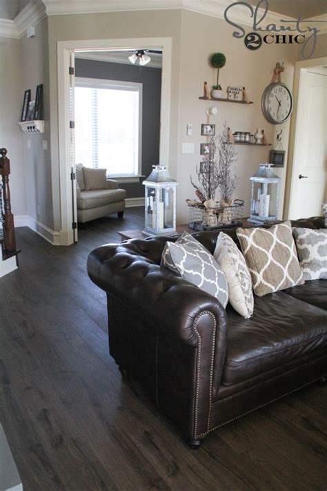 Ein sofa ist ein gepolstertes möbelstück das eine meistens steht das sofa im wohnzimmer und es ist in einer vielzahl von textilien erhältlich. Dunkelbraun Couch Wohnzimmer Ideen (mit Bildern ...