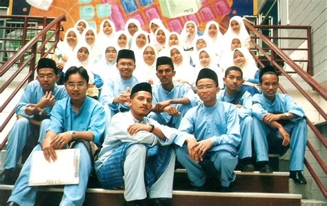 Kolej komuniti merupakan satu sistem pendidikan tinggi di malaysia di bawah pengurusan jabatan pengajian kolej komuniti (jpkk), kementerian pengajian tinggi malaysia. When Zul writes...: 'Memori Kolej Matrikulasi Melaka'