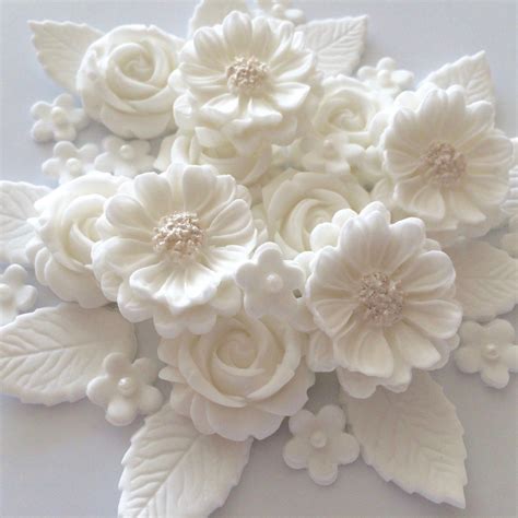 Das jubiläumstor mit essbaren fotos, die einen filmstreifen an den seiten der torten bilden. Essbare Zuckerblumen White Rose Bouquets für Kuchen ...