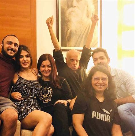 The messages between rhea and mahesh suggest that rhea had informed mahesh bhatt of the fact that she was going to leave her boyfriend, sushant singh rajput. Rhea Chakraborty, Jiah Khan old pictures with Mahesh Bhatt ...