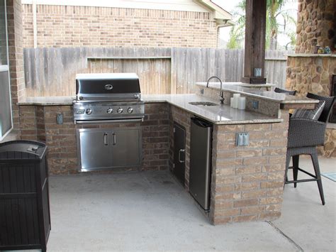 L Shaped Outdoor Kitchen With Grill