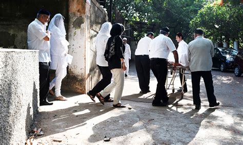 With vultures gone, Mumbai Parsis turn to cremations - World - DAWN.COM