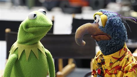 Kermit Miss Piggy Create A Scene On The Muppets Set
