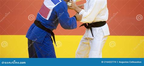 Dos Luchadores De Judo Con Uniforme Blanco Y Azul Concepto De Deporte Profesional Foto De