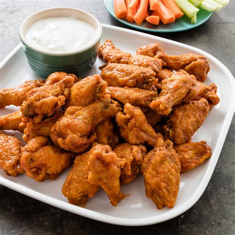 Куриные крылья жарят во фритюре и окунают в острый соус из уксуса. Buffalo Wings | America's Test Kitchen