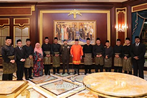 Look through examples of mengangkat sumpah translation in sentences, listen to karena menolak angkat senjata, mengucapkan sumpah, atau menerima jabatan di pemerintahan, mereka dipandang sebagai ancaman bagi masyarakat dan. 10 Exco kerajaan Johor angkat sumpah - Air Times News Network