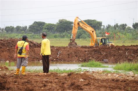 Penggunaan tpu rorotan ini setelah sebelumnya tpu pondok ranggon, jakarta timur penuh. TPU Rorotan Siap Tampung 1.500 Jenazah Pasien Covid-19 - Medcom.id