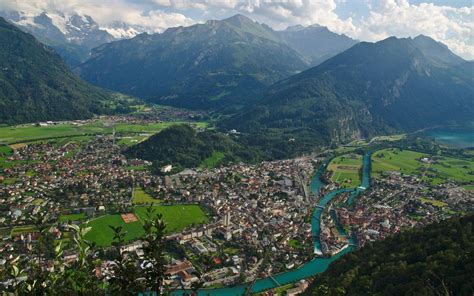 Located between two alpine lakes (brienzersee and thunersee), interlaken is a popular base camp for outdoor sports and travel in the surrounding bernese oberland alps. Interlaken bremst bei Zweitwohnungen - htr.ch