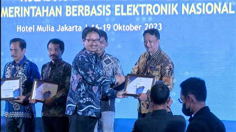 Pemkot Bandung Raih Penghargaan Instansi Terbaik Pemanfaatan Splp Jabar Tandang