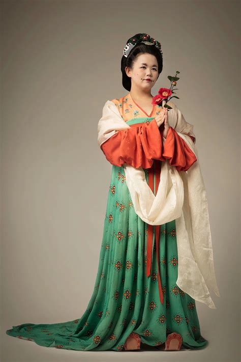 Pin By 陶先先先先先先 On 隋唐两宋 Runway Fashion Dresses Traditional Outfits