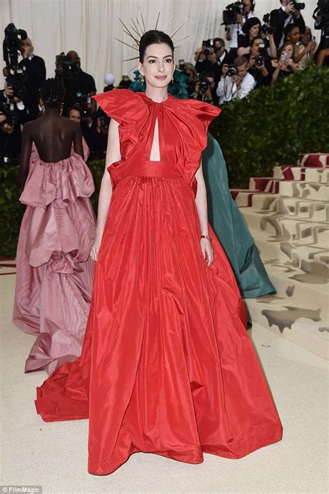 Met Gala Anne Hathaway Dons A Fiery Red Backless Valentino Dress