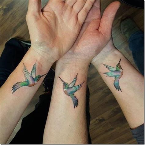 The hummingbird is such a naturally beautiful and joyful sight, that when most people see it, they smile. Delicate and artistic hummingbird tattoos | Hummingbird ...