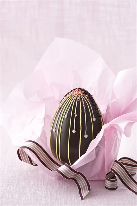 Uova di pasqua, i migliori siti per acquistarle online e riceverle direttamente a casa. Uovo di cioccolato decorato con glasse | Sale&Pepe