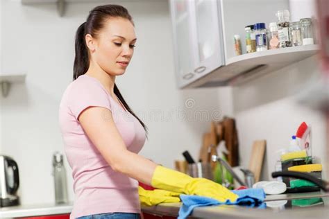 Cocina De La Tabla De La Limpieza De La Mujer O Del Ama De Casa En Casa