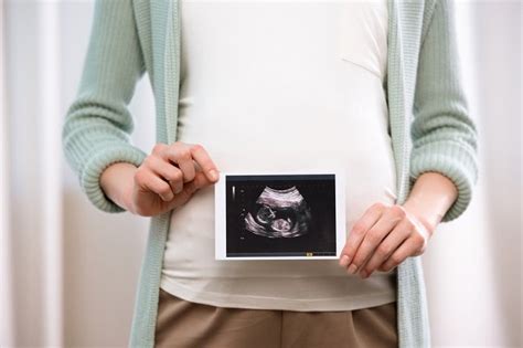Selama masa kehamilan, ibu hamil memang mengalami peningkatan cairan air ketuban adalah cairan berwarna kekuningan yang ada di dalam rahim mengelilingi janin. Aspirasi Mekonium: Penyebab Bayi Keracunan Air Ketuban ...