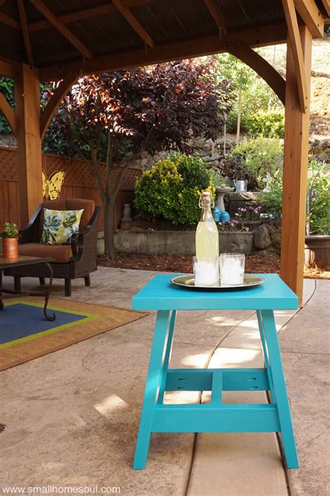 The hole in the middle of the table top keeps your umbrella in place. 40 DIY 2x4 Woodworking Projects