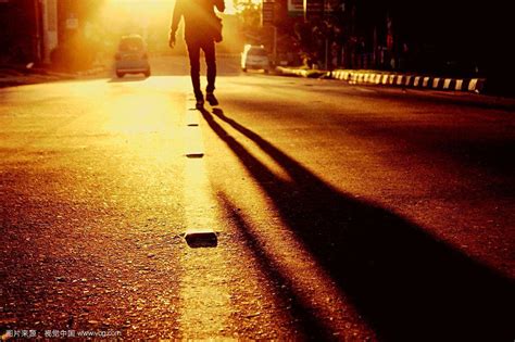 一个人走在路上伤感一个人走伤感 孤单 伤感说说吧