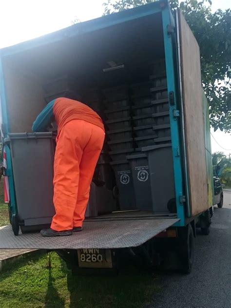 Melihat sosok tubuh satpam itu yang kekar dewi tertarik dan birahinya yang belum. Sisa Domestik. Cara Mendapatkan Tong Sampah Dari Pihak ...