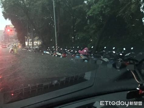 4:28 tvbs news 75 006 просмотров. 韓國瑜才剛視察…神農路「沒逃過雷雨魔爪」再度淹 高醫積水到大腿 | ETtoday生活新聞 | ETtoday新聞雲