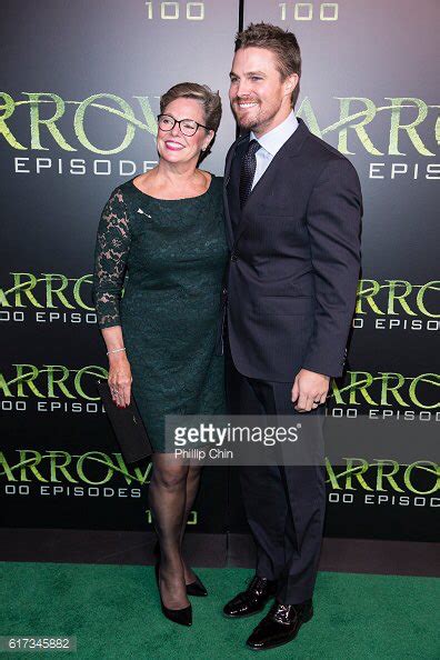 Stephen Amell And His Mom Attend Arrows 100th Episode Celebration