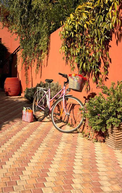 Habillage mur exterieur en peinture orange, panneau mural en métal couleur bronze en forme ronde en style mandale, coin de relax jardin en style oriental. Peinture extérieure : quelle couleur choisir pour le ...