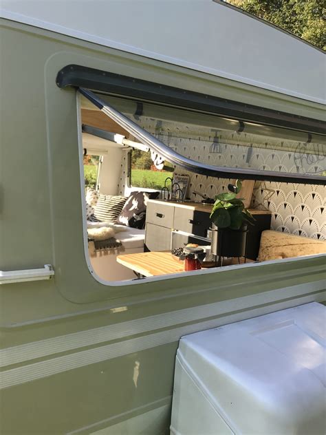 Binnenkijken bij Joliens gepimpte 'classy caravan' (die te koop staat)
