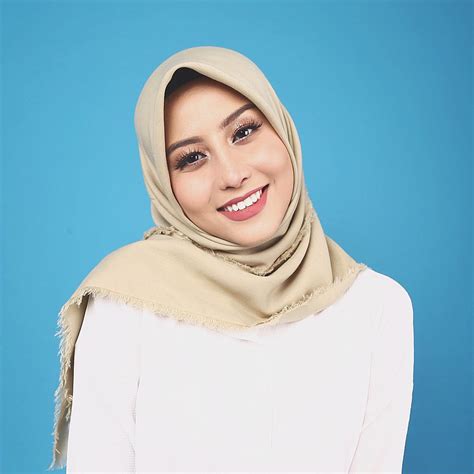 10 Foto Manis Awkarin Dengan Balutan Hijab Bikin Pangling Banget