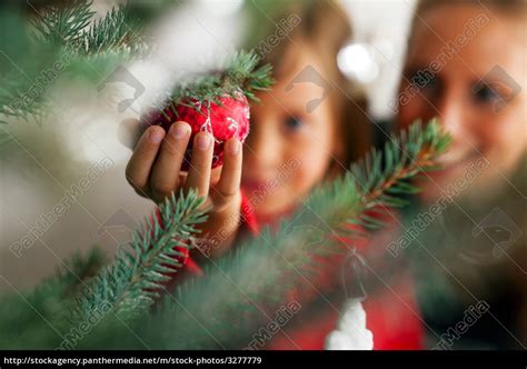 Wer sein zuhause schon früh weihnachtlich einrichtet, hat länger etwas vom glücksgefühl der festtage, sagen psychologen. Familie schmückt Weihnachtsbaum - Stockfoto - #3277779 ...