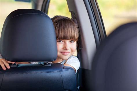 Platziere ich eine babyschale besser auf dem beifahrersitz oder auf einem rücksitz? Ab wann dürfen Kinder im Auto vorne sitzen?