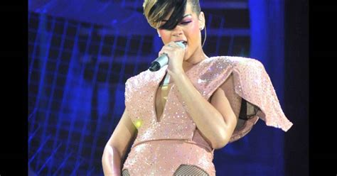 Rihanna Toujours Sexy Quand Elle Est Sur Scène Purepeople