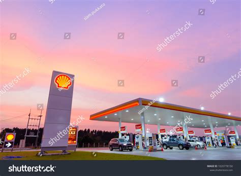 4,516 Shell gas station Images, Stock Photos & Vectors | Shutterstock