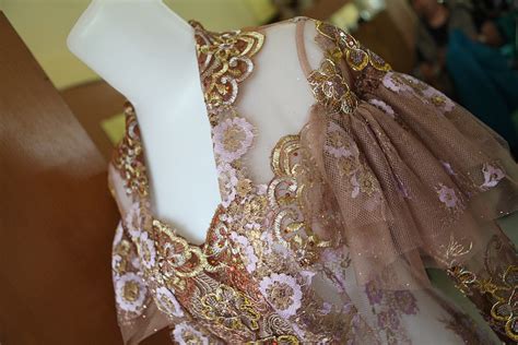 Jika kamu kombinasikan warna ungu dengan warna emas dan biru dongker, hasilnya akan luar biasa satu lagi warna tema pernikahan yang bisa dikombinasikan dengan warna ungu agar tidak. INADE DESIGN: Kebaya Ungu Muda - Coklat Tembaga