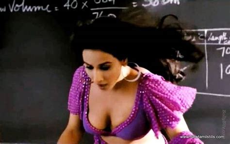 Vidya Balan Bra Deep Cleavage Show Pictures ~ South Indian Actress