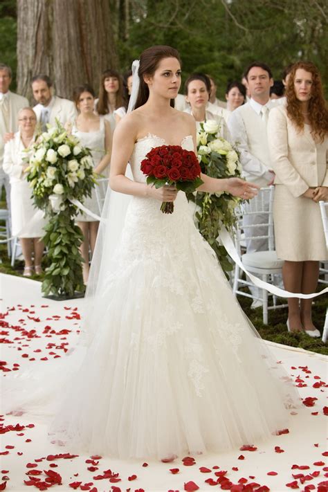 Twilight wedding dress bella swan. THE TWILIGHT SAGA: BREAKING DAWN PART 1 (2011) - Bella ...