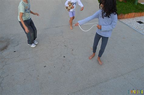 Brincadeira De Corda Rapidinha Para Fazer Ao Ar Livre Com As Crianças