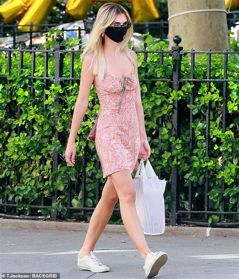Emily Ratajkowski Models Lakers Mask As She Models New Blonde Locks On Grocery Run Daily Mail