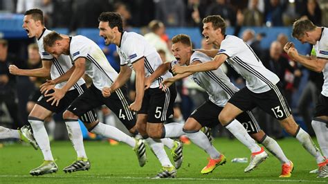 Natürlich durch cristiano ronaldo, darauf eine cola. Deutschland zum 22. Mal bei EM oder WM unter Top 4 ...