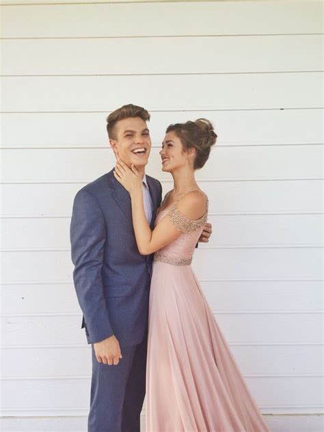 Pinterest ~ 🌸e L L A B E L L A🌸 Prom Couples Prom Pictures Couples Prom Poses