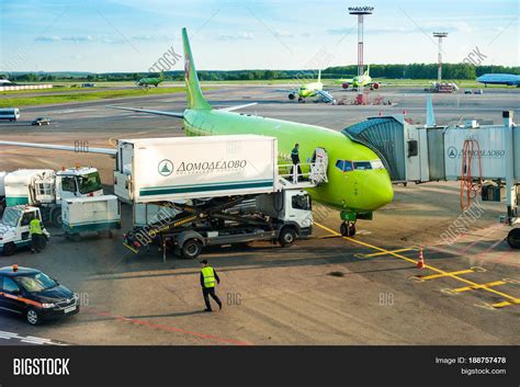 Berjimat dalam kereta sewa mewah, ekonomi dan pembawa orang. DOMODEDOVO AIRPORT DME Image & Photo (Free Trial) | Bigstock