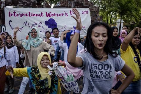 mulheres protestam contra discriminação e violência na indonésia rondônia dinâmica portal de