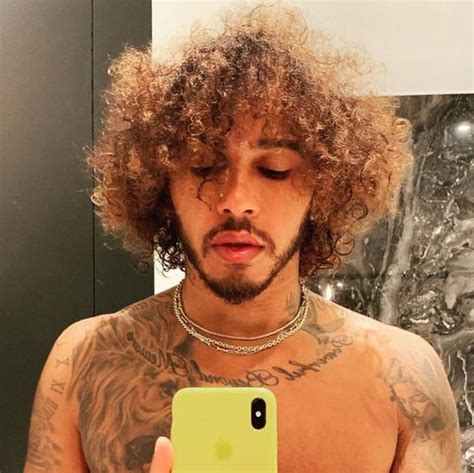 42 975 tykkäystä · 430 puhuu tästä. Lewis Hamilton shows off dramatic curly hair transformation