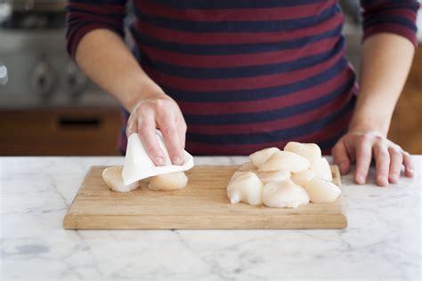 Once the fat begins to smoke, gently add the scallops, making sure they are not touching each other. How To Cook Scallops on the Stovetop | Kitchn