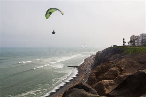 Parapente Sobre El Océano Pacífico En Miraflores Lima Peru Foto De