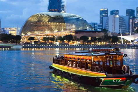 Night Photo Of Singapore Boat Tour At The Singapore River In Esp