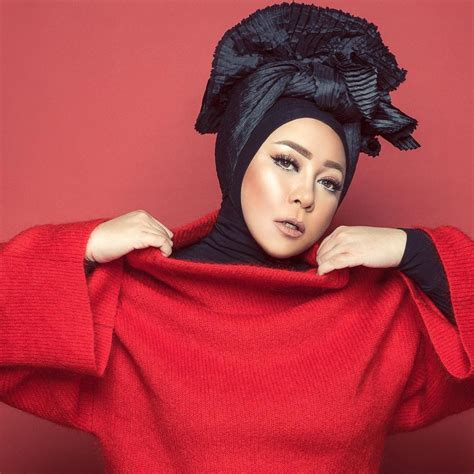 10 gaya hijab nyentrik ala melly goeslaw temanya bikin penasaran