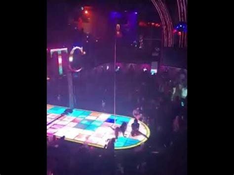 Well Damn Stripper Falls From Pole And Gets Up Twerking Wow Video