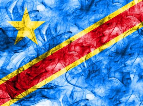 Fahne ist hellblau mit einem gelben fünfzackigen stern in der oberecke und einen roten, gelb geränderten diagonalstreifen. Demokratische Republik Kongo Rauch-Flagge — Stockfoto ...