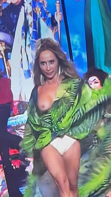 El momento trágame de María Patiño se le sale el pecho en pleno desfile