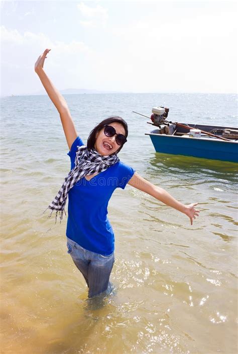 gelukkige aziatische vrouw op het strand stock foto image of gelukkig vrijetijdsbesteding