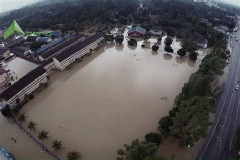 More than 9,000 people were evacuated from their homes sunday as the weekend's flash flood worsens in the northern states of malaysia, claiming the flood situation worsened if compared to yesterday, with several areas inundated by 0.2 to one metre of water as a result of heavy rain and. BREAKING: Kuala Krai Gurdwara Submerged After Malaysia's ...